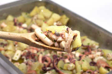 polpo con patate e prezzemolo
