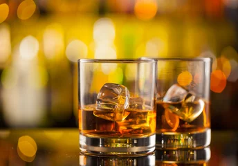 Foto op Plexiglas Alcohol Whiskydranken op toog