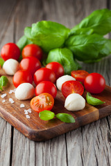 Cherry tomatoes with mozzarella