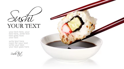 Fotobehang Sushi met sesamzaadjes, chopsticks en sojasaus © gtranquillity