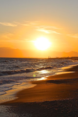 Sonnenuntergang am türkischen Strand 