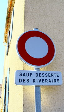 panneau"interdit,sauf desserte des riverains"