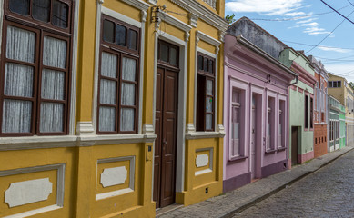 Rua com casas antigas