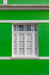 Janela antiga em parede verde