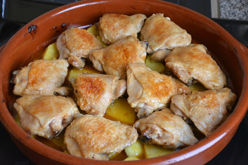 cazuela de pollo al horno con patatas