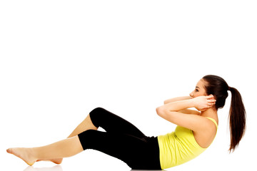 Obraz premium Woman exercising and doing a crunch.