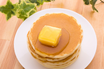 バターとハチミツをのせたホットケーキ