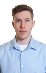 Passfoto eines jungen Mannes im hellblauen Hemd