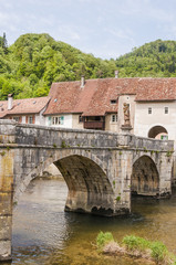 Fototapeta na wymiar Saint-Ursanne, Stadt, historische Altstadt, Brücke, Doubs, Fluss, Jura, Schweiz