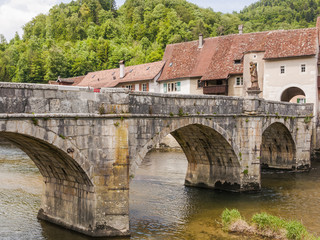 Saint-Ursanne, Stadt, historische Brücke, Altstadt, Stadttor, Doubs, Jura, Schweiz