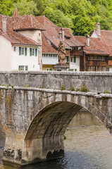 Fototapeta na wymiar Saint-Ursanne, Altstadt, Stadt, Steinbrücke, Bogenbrücke, Nepomuk, Doubs, Jura, Schweiz