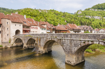 Fototapeta na wymiar Saint-Ursanne, St-Ursanne, Altstadt, Stadt, historische Brücke, Stadttor, Fluss, Doubs, Jura, Schweiz