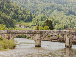 Fototapeta na wymiar Saint-Ursanne, St-Ursanne, Altstadt, Bogenbrücke, Steinbrücke, Nepomuk, Doubs, Fluss, Jura, Schweiz