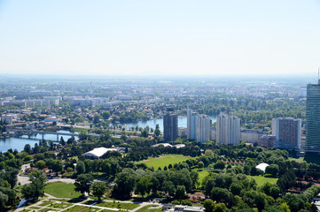 Blick über Wien mit Donaupark und Alte Donau