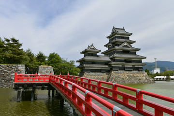 松本城と赤い橋