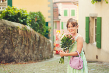 Naklejka premium Outdoor portrait of a cute little girl 