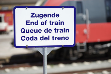 Hinweis Schild Ende von Zug