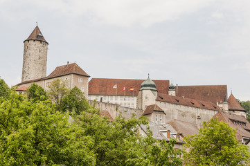 Fototapeta na wymiar Porrentruy, Pruntrut, Schloss Porrentruy, Schlossmauer, Rundturm, Jura, Frühling, Schweiz