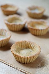 Little homemade oat tarts with whipped cream
