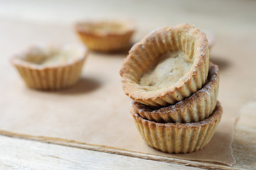 Little homemade oat tarts with whipped cream