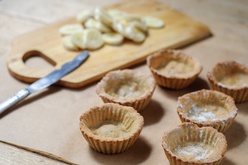 Little homemade oat tarts with whipped cream