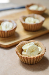 Little homemade oat tarts with whipped cream