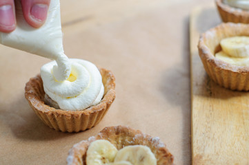 Little homemade oat tarts with whipped cream
