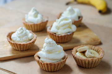 Little homemade oat tarts with whipped cream