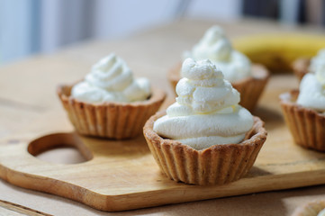 Little homemade oat tarts with whipped cream