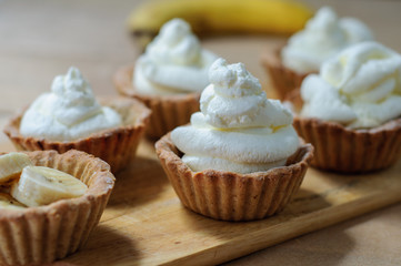Little homemade oat tarts with whipped cream