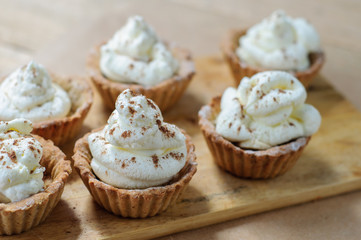 Little homemade oat tarts with whipped cream