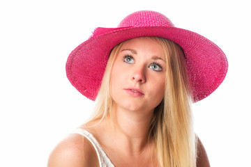 Frau im Portrait mit Hut schaut nachdenklich