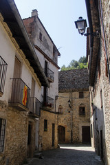 Fototapeta na wymiar Calles de Osor, pueblo medieval, en medio de las Guilleries, Girona, Cataluña