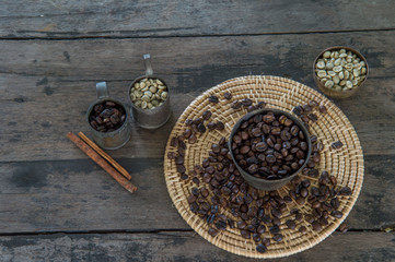Raw and roasted coffee beans 