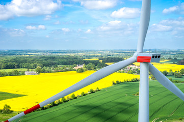 Luftbild einer Windkraftanlage in Mecklenburg Vorpommern