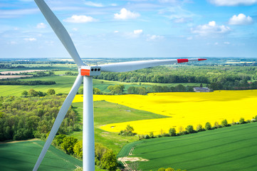 Luftbild einer Windkraftanlage in Mecklenburg Vorpommern