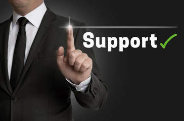 Support Touchscreen wird von Geschäftsmann bedient