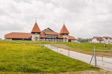 Fototapeta premium Saignelégier, Dorf, Jura, Freiberge, Jurawiesen, Felder, Pferdezucht, Marché-Concours, Frühling, Schweiz