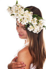 Obraz na płótnie Canvas Beautiful girl wearing a wreath of jasmine isolated on white background