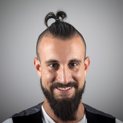 Fototapeta premium Primer plano de hipster con chaleco sonriendo
