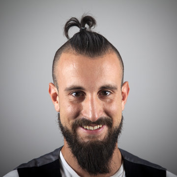 Primer plano de hipster con chaleco sonriendo