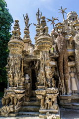 Palais Idéal du Facteur Cheval, pieuvres et colonnes barbaresques