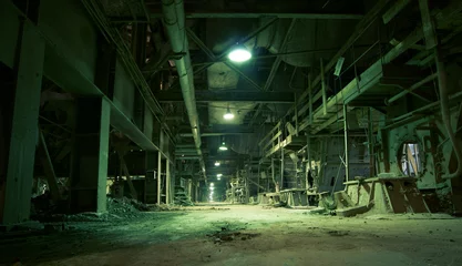 Foto op Plexiglas Oude griezelige, donkere, rottende, destructieve, vuile fabriek © Andrei Merkulov
