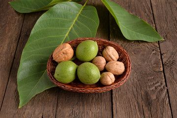 Mallo di noci  con foglie - Husk nuts with leaves
