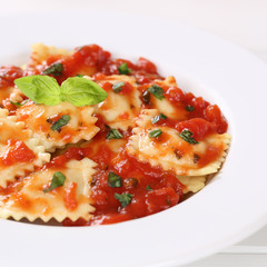 Ravioli mit Tomaten Sauce Essen Nudeln Pasta auf Teller