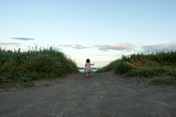 海に向かって走る子供