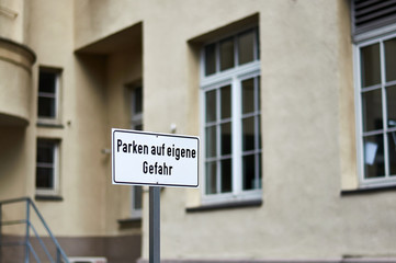 Hinweisschild: Parken auf eigene Gefahr