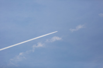 Flugzeug vor blauen Himmel mit Wolkenstreif
