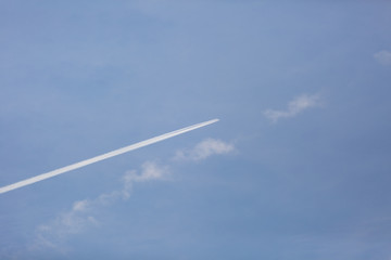 Flugzeug vor blauen Himmel mit Wolkenstreif