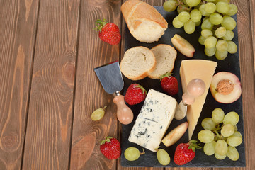 Blue cheese with strawberries and grapes